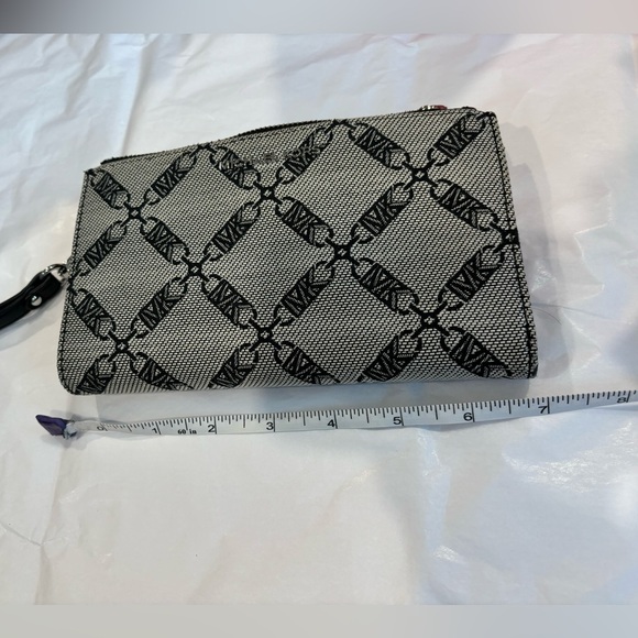 Michael Kors Jet Set Wallet - Picture 2 of 5